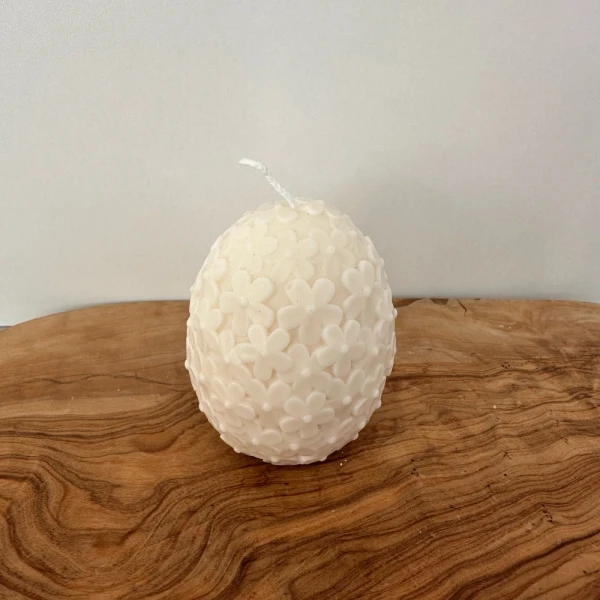 Kaars ei met bloemetjes